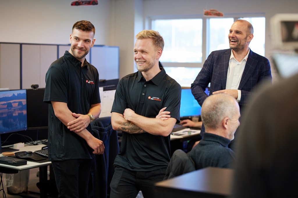 Kevin Magnussen og André Sloth Eriksen i Aseteks udviklingsafdeling.